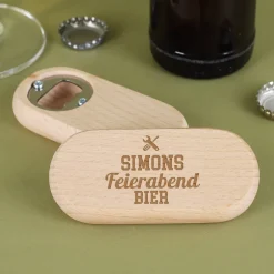 Gravierter Flaschenöffner aus Holz - Feierabendbier - mit Ihrem Namen
