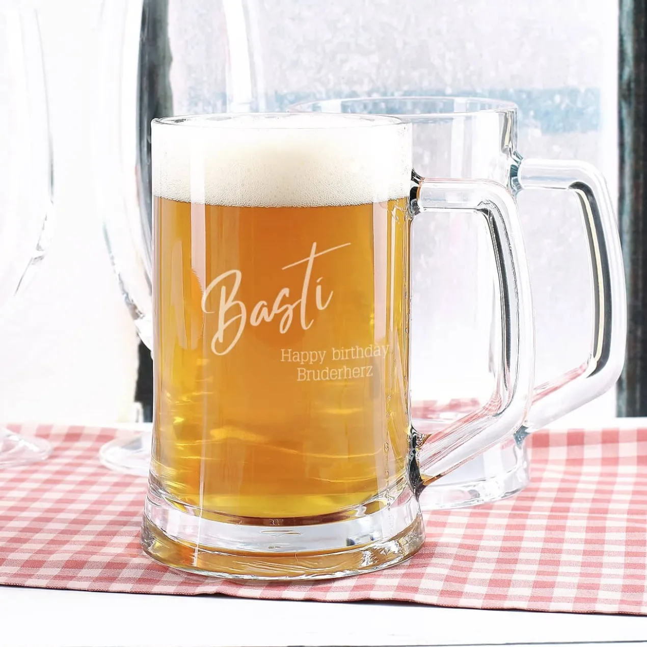 Gravierter Glasbierkrug mit Ihren Wunschtexten im modernen Design