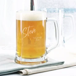 Gravierter Glasbierkrug mit Ihren Wunschtexten im modernen Design