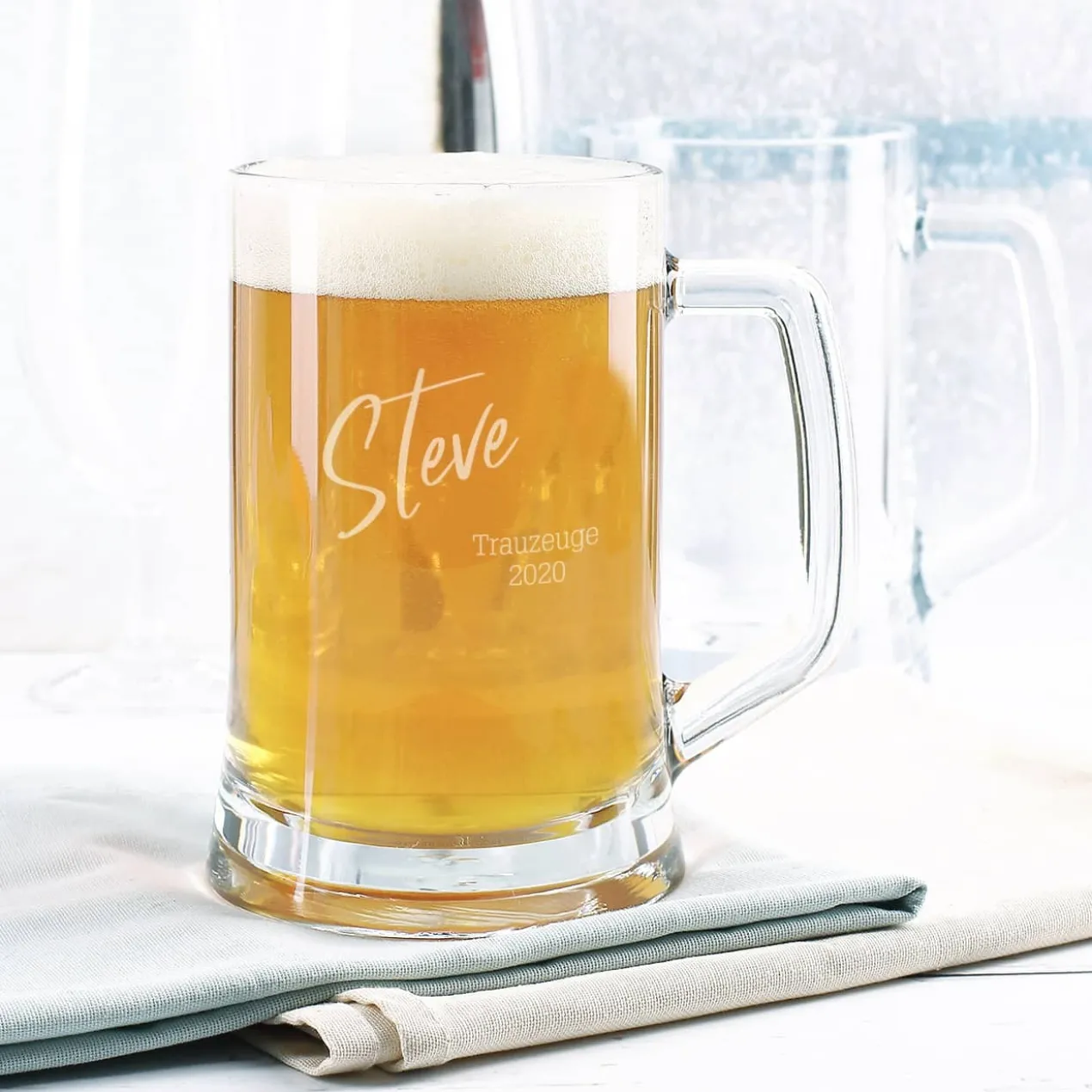 Gravierter Glasbierkrug mit Ihren Wunschtexten im modernen Design