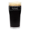 Graviertes Bierglas Pint mit Name auf einem Schild