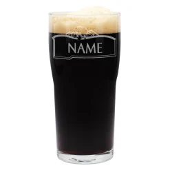 Graviertes Bierglas Pint mit Name auf einem Schild