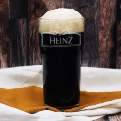 Graviertes Bierglas Pint mit Name auf einem Schild