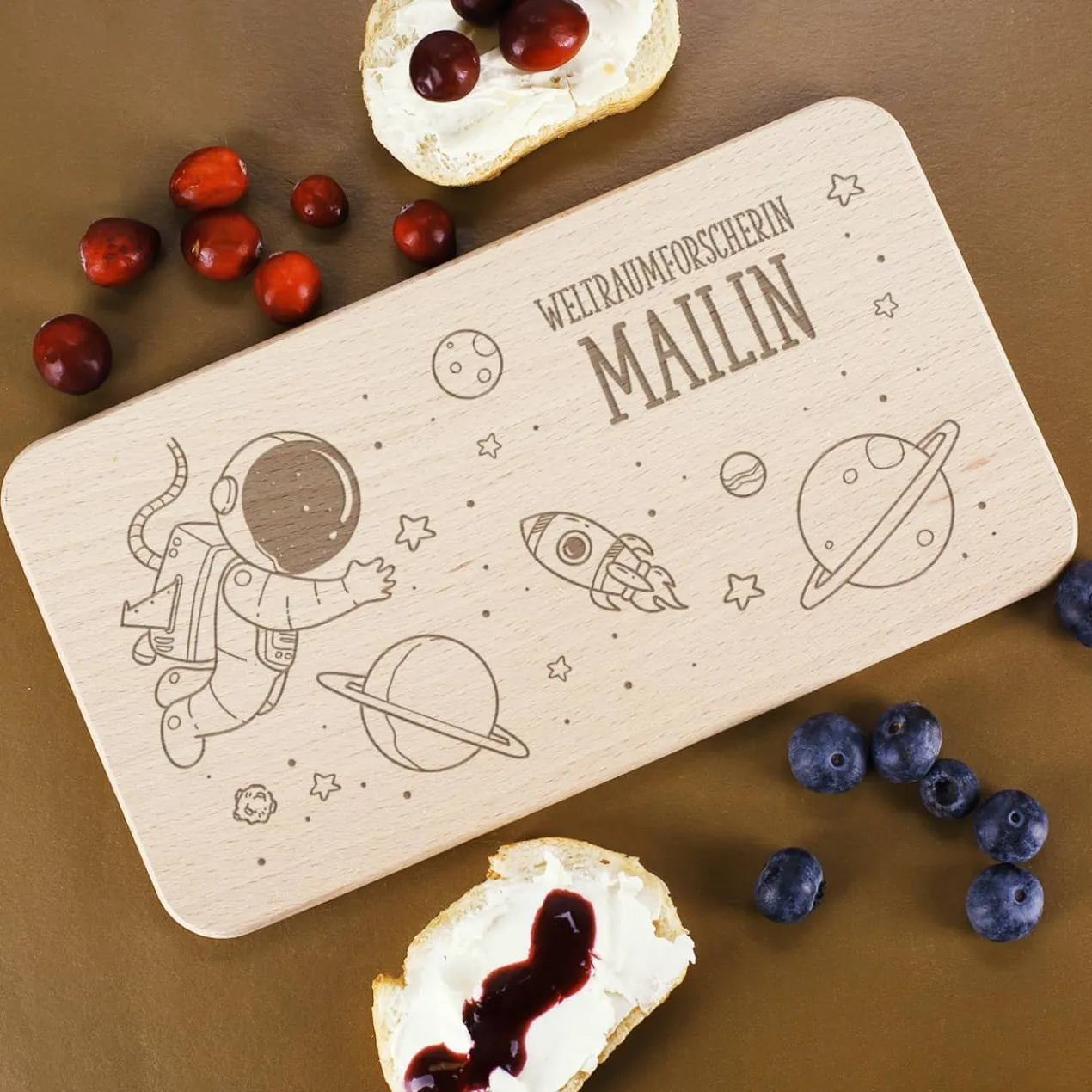 Graviertes Brettchen mit Weltraummotiv, Name und Wunschtext