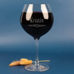 Graviertes Burgunderglas von Leonardo mit Name & Blatt-Ornament | Personalisiertes Weinglas Geschenk