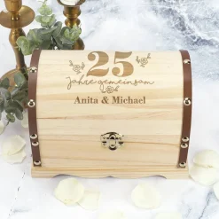 Gravierte Schatztruhe als Geldgeschenk zum Hochzeitstag