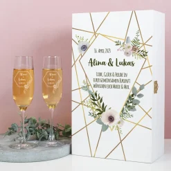 Gravierte Sektgläser in romantischer Holzverpackung zur Hochzeit