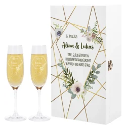 Gravierte Sektgläser in romantischer Holzverpackung zur Hochzeit