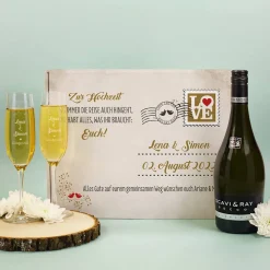 Gravierte Sektgläser mit Secco in romantischer Geschenkverpackung