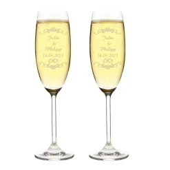 2 gravierte Sektgläser zur Hochzeit mit Name von Braut und Bräutigam sowie Datum