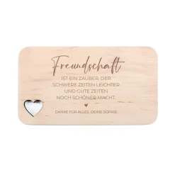 Graviertes Frühstücksbrettchen mit Herzausschnitt und Wunschtext für Freunde