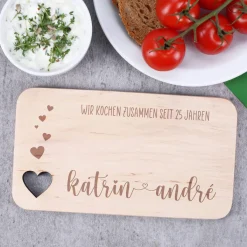 Graviertes Frühstücksbrettchen mit Herzausschnitt und 2 Zeilen Wunschtext