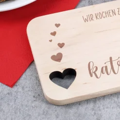 Graviertes Frühstücksbrettchen mit Herzausschnitt und 2 Zeilen Wunschtext