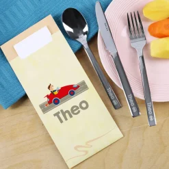 Graviertes Kinderbesteck mit Auto und bedruckter Bestecktüte