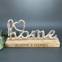 Gravierte Skulptur - Home - mit Ihrer Wunschgravur auf dem Holzsockel