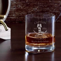 Graviertes Rumglas mit Captainmotiv, Name und Geburtsjahr