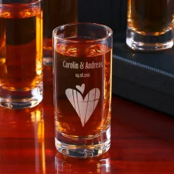 Graviertes Schnapsglas zur Hochzeit mit Herzen, Namen und Datum