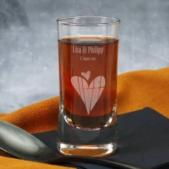 Graviertes Schnapsglas zur Hochzeit mit Herzen, Namen und Datum