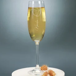Graviertes Sektglas mit moderner Blüte und Ihrem Wunschnamen