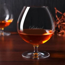 Graviertes Weinbrandglas mit eleganter Gravur