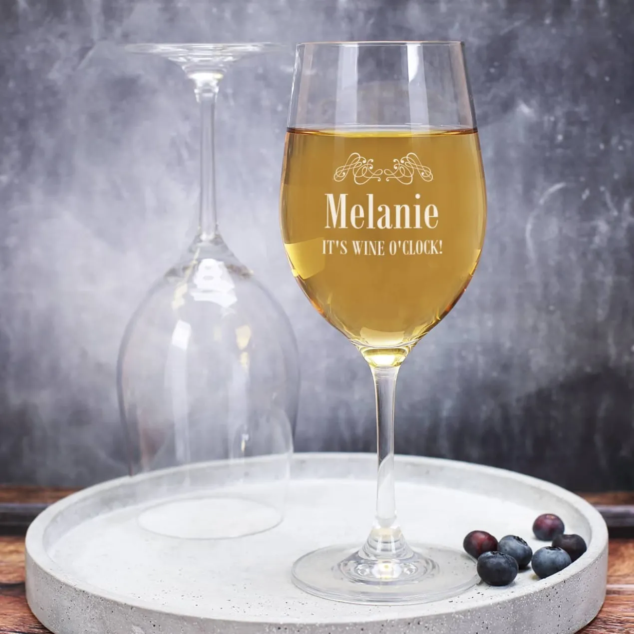 Graviertes Weinglas IT'S WINE O'CLOCK! mit Name