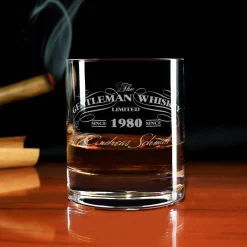 Graviertes Whiskyglas im Gentleman-Whisky-Design mit Wunschname und Geburtsjahr