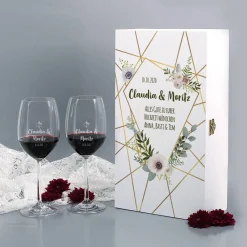 Gravierte Weingläser in Holzverpackung mit Blüten, Namen & Datum zur Hochzeit