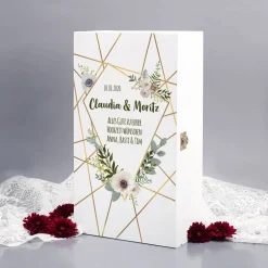 Gravierte Weingläser in Holzverpackung mit Blüten, Namen & Datum zur Hochzeit
