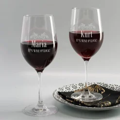 2 gravierte Weingläser It's Wine O'Clock mit Wunschnamen