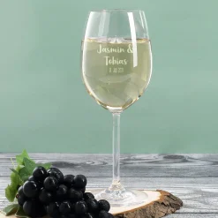 Gravierte Weingläser mit Weißwein in festlicher Holzverpackung zur Hochzeit