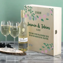 Gravierte Weingläser mit Weißwein in festlicher Holzverpackung zur Hochzeit