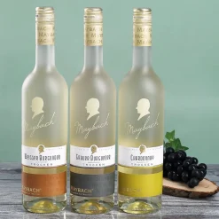 Gravierte Weingläser mit Weißwein in festlicher Holzverpackung zur Hochzeit