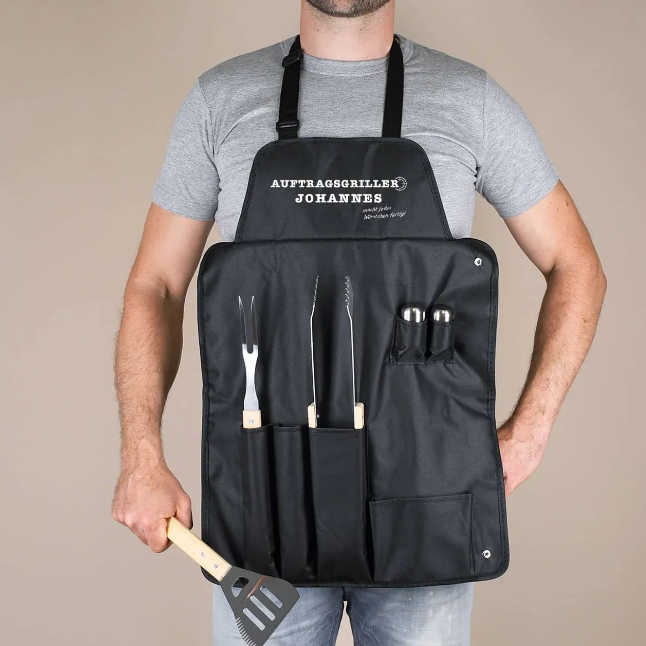 Grillschürze "Auftragsgriller" inklusive Grillzubehör