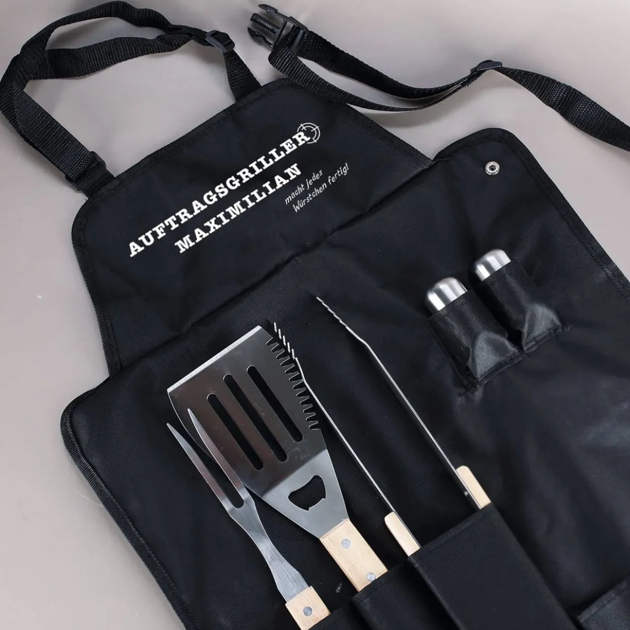 Grillschürze "Auftragsgriller" inklusive Grillzubehör