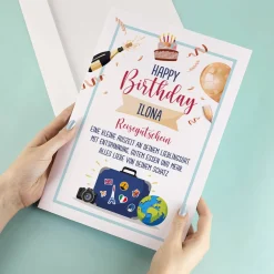 Große Glückwunschkarte zum Geburtstag als Reisegutschein mit Name und Wunschtextzeilen