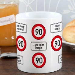 große Kaffeetasse zum 90. Geburtstag mit Verkehrszeichen - 90 -