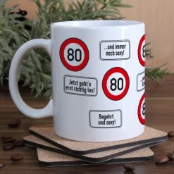 große Kaffeetasse zum 80. Geburtstag mit Verkehrszeichen - 80 -