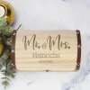 Große Schatztruhe zur Hochzeit mit Mr&Mrs Motiv und den Daten des Brautpaares
