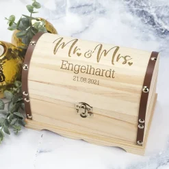 Große Schatztruhe zur Hochzeit mit Mr&Mrs Motiv und den Daten des Brautpaares