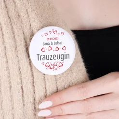 Gäste - Button zur Hochzeit mit Herzen, Namen und Datum, 56 mm