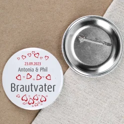 Gäste - Button zur Hochzeit mit Herzen, Namen und Datum, 56 mm