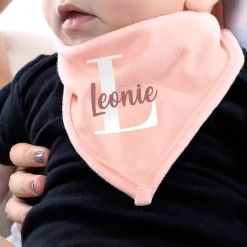 Halstuch für Babys mit Initiale und Namensaufdruck