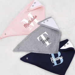 Halstuch für Babys mit Initiale und Namensaufdruck