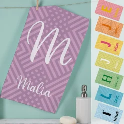 Handtuch in 3 verschiedenen Größen mit Initiale und Name personalisiert und Mustern in knalligen Far
