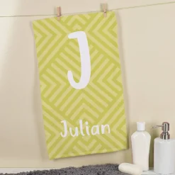 Handtuch in 3 verschiedenen Größen mit Initiale und Name personalisiert und Mustern in knalligen Far