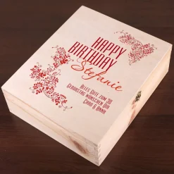 Happy Birthday - Geschenkverpackung aus Holz mit Name und Glückwunschtext