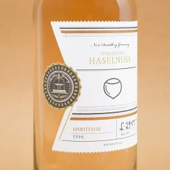 Haselnuss Spirituose und Edelbrandglas graviert mit Name in edler Holzkiste