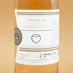 Haselnuss Spirituose und Edelbrandglas graviert mit Name in edler Holzkiste