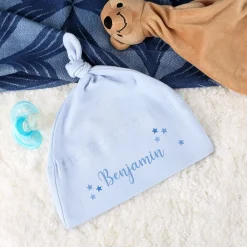Hellblaue Babymütze mit Name und Sternen