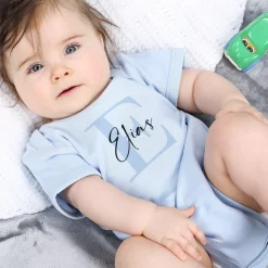 Hellblauer Babybody mit Name und Initiale